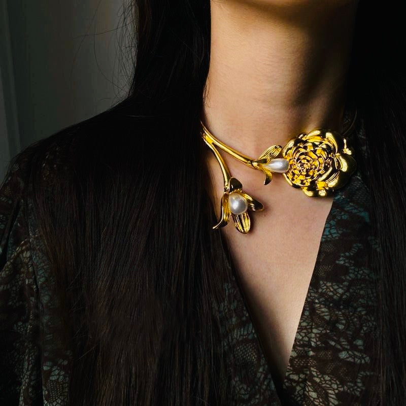 Blanca Rosa Collar