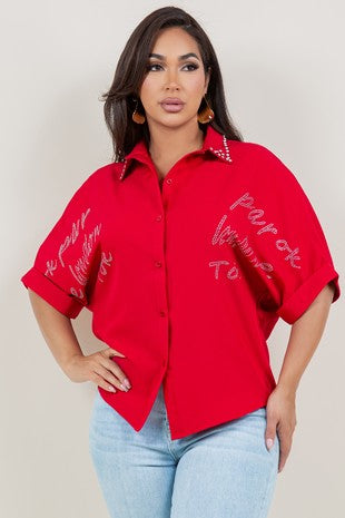 Elegante camisa roja decorada